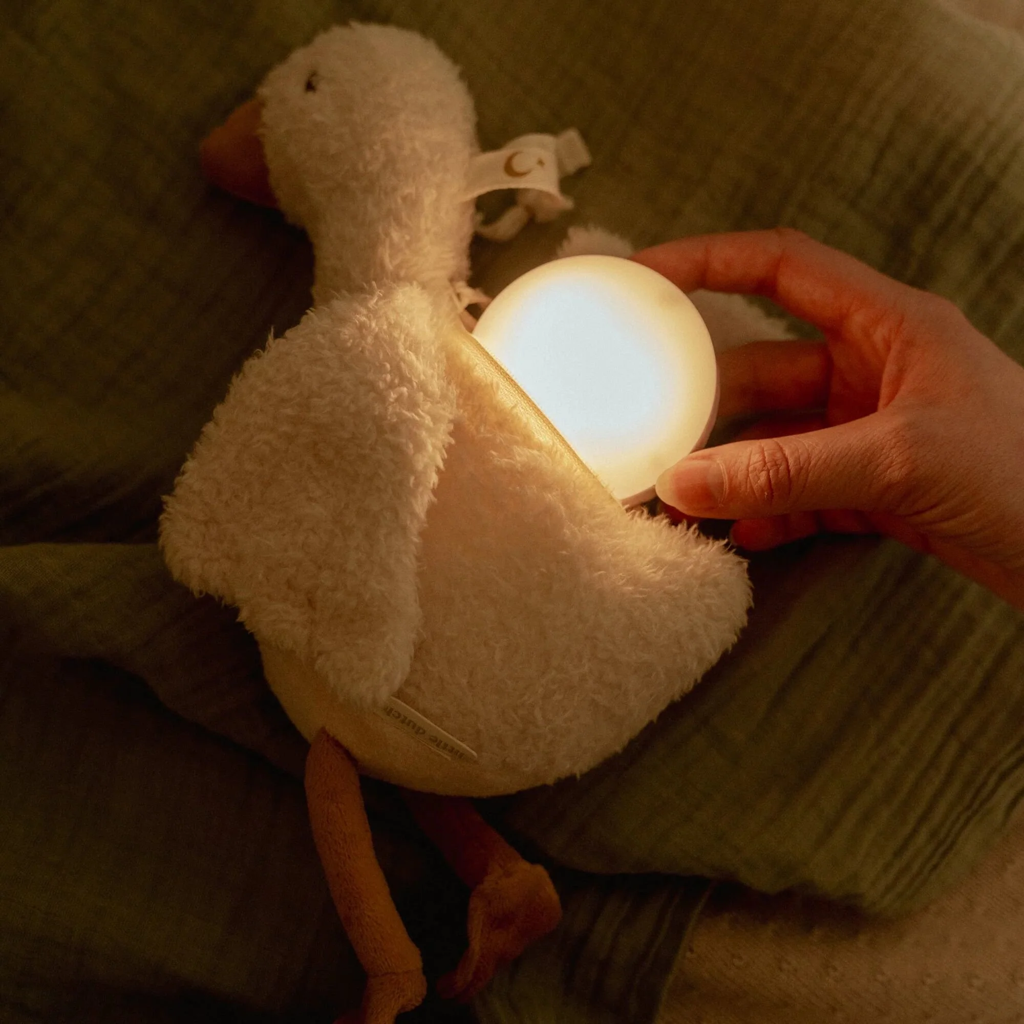 peluche-ganso-com-luz-e-som-little-dutch