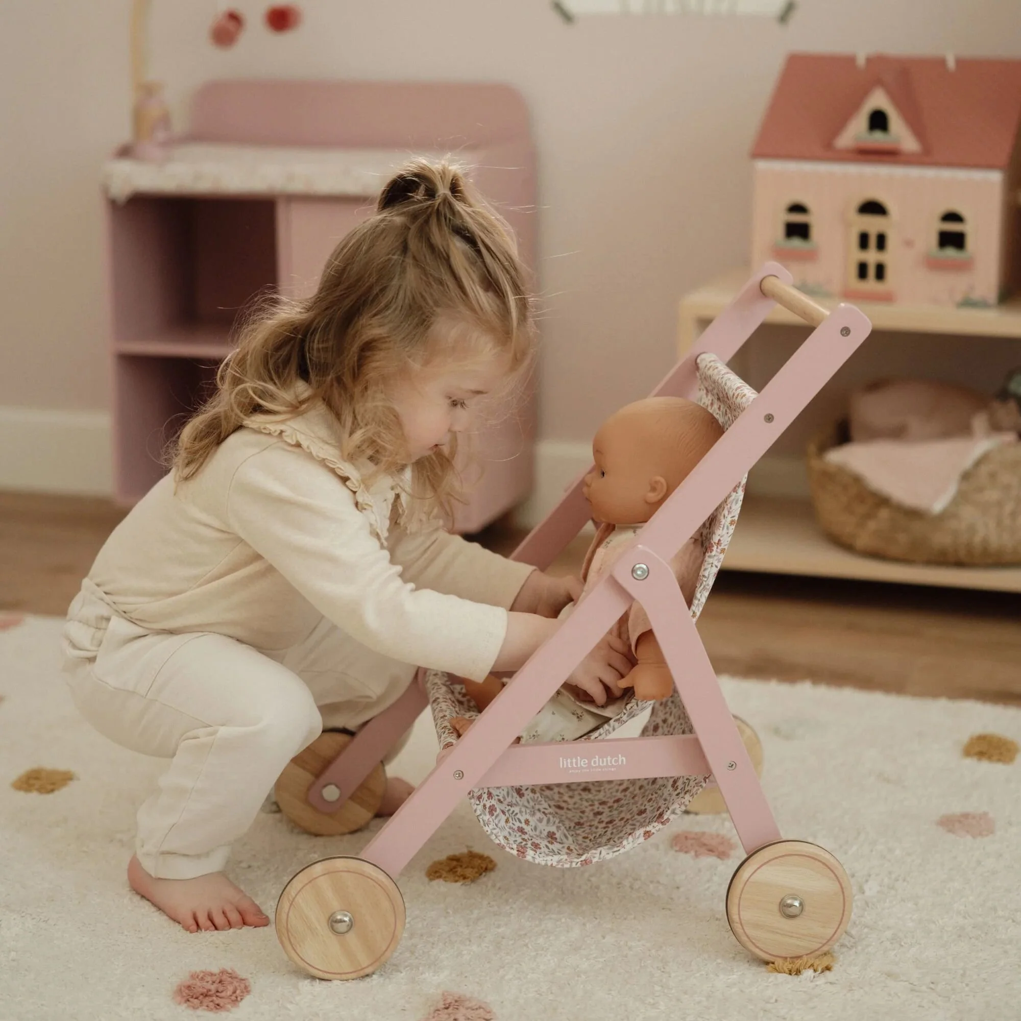 carrinho-de-bonecas-rosa-claro-little-dutch