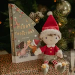 Boneco Jim vestido de Elfo do Natal com Livro de Natal ao lado - Little Dutch Boneco Jim vestido de Elfo do Natal com Livro de Natal ao lado - Little Dutch