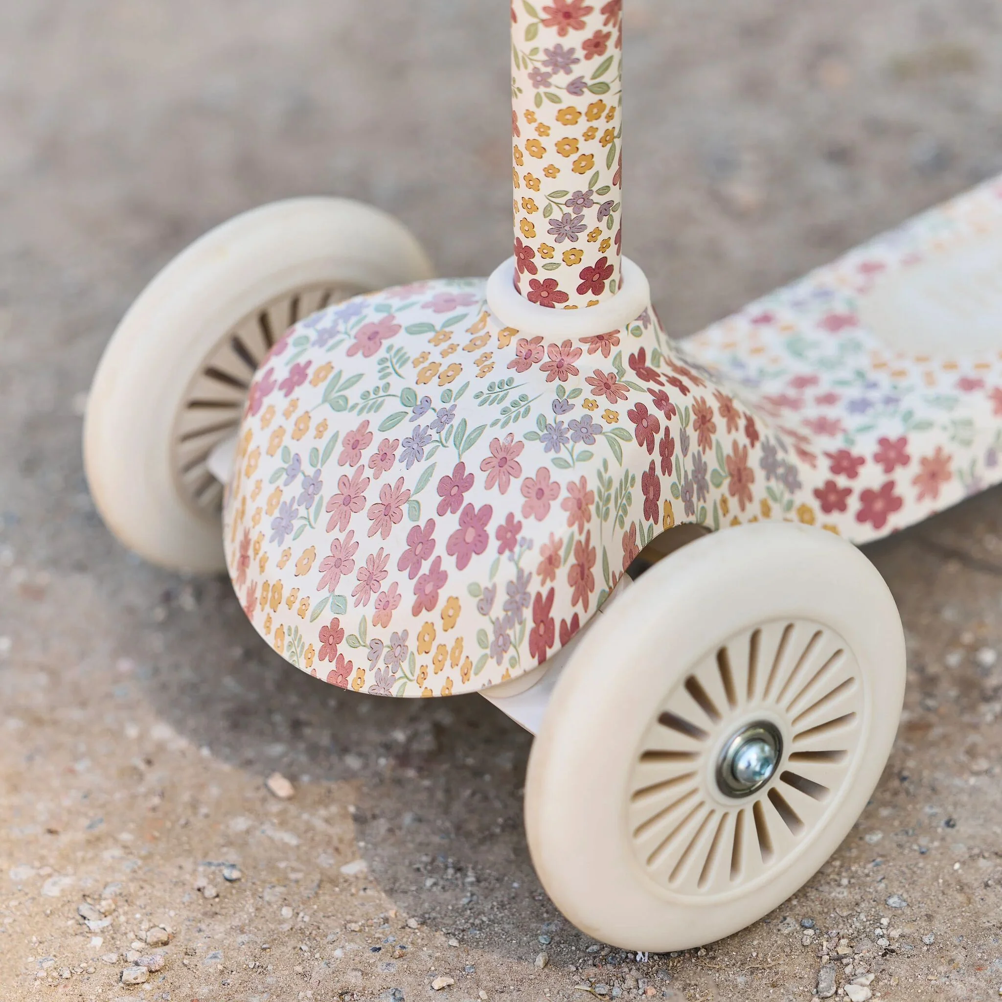 0034916_step-tricycle-white-6085offwhite-4-shopify-square.jpg