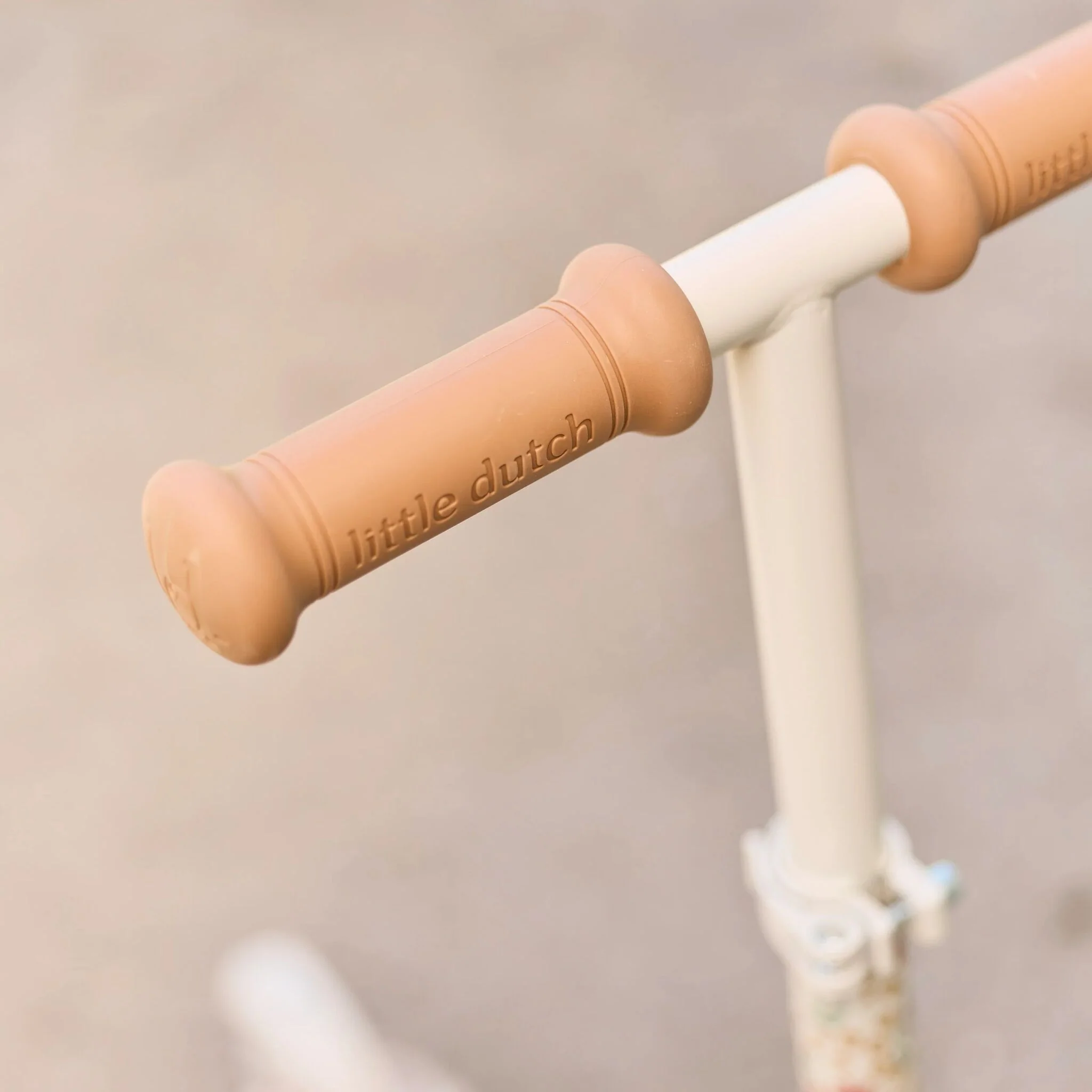 0034918_step-tricycle-white-6085offwhite-5-shopify-square.jpg