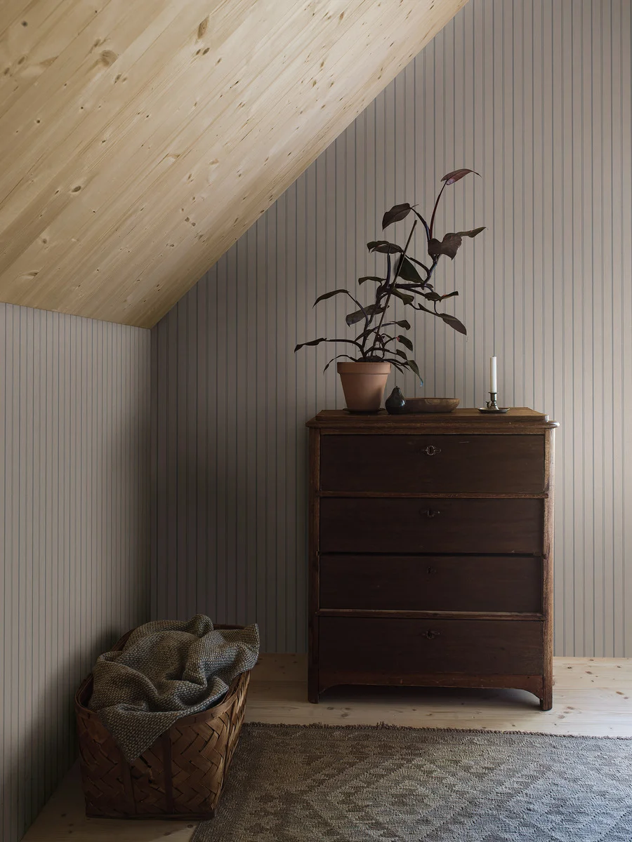 4719_WoodlandStripe_Roomshot_Bedroom (1) papel-de-parede-riscas-azuis-borastapeter-