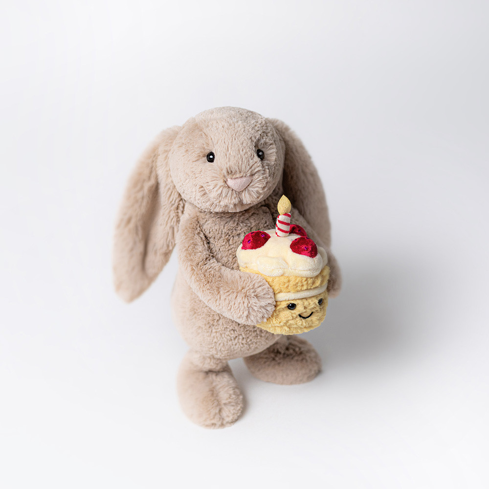 coelho-bege-bashful-com-bolo-de-aniversario-jellycat