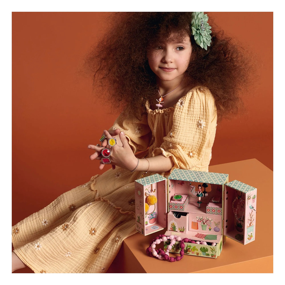 Caixa de Música com motivos botânicos com uma menina dançarina Caixa de Música com motivos botânicos com uma menina dançarina
