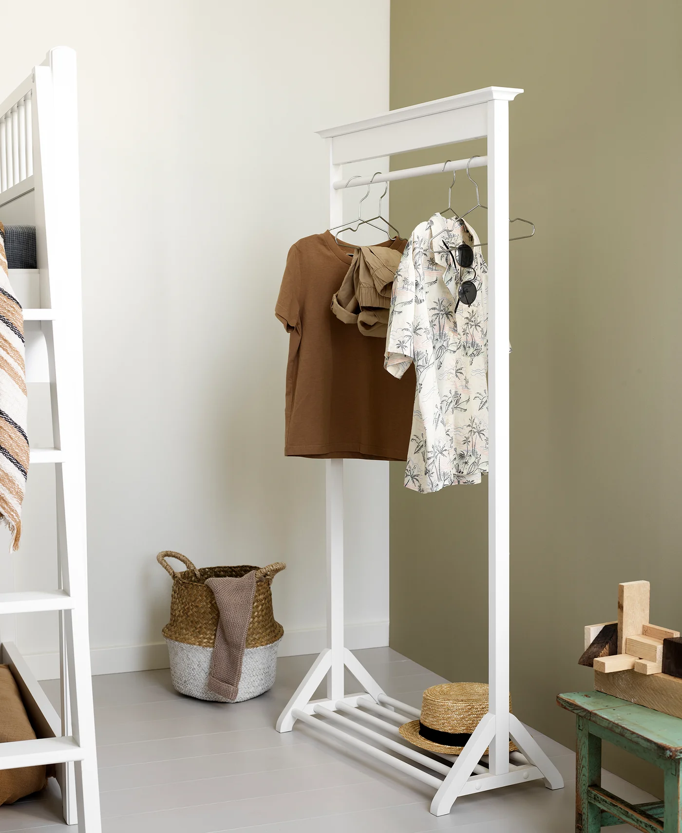 oliver-furniture-varao-para-roupas-seaside-021519