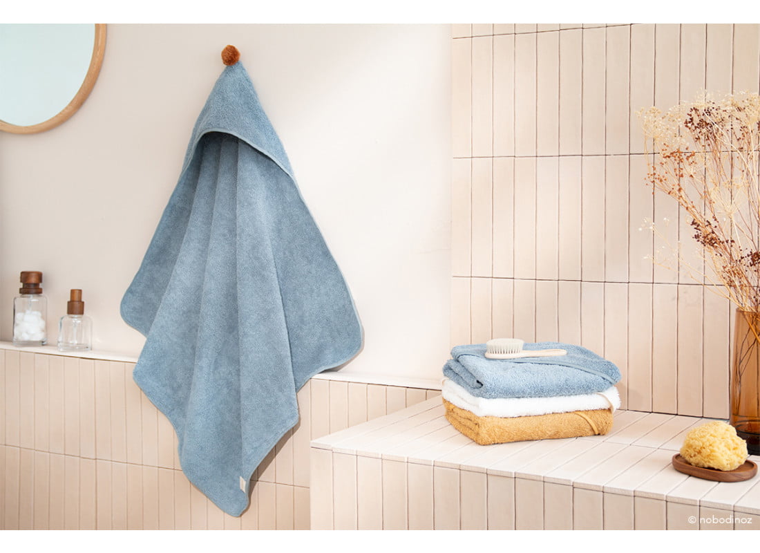 so-cute-baby-bath-cape-blue-nobodinoz-2-8435574923936 nobodinoz-toalha-de-banho-bebe-azul-