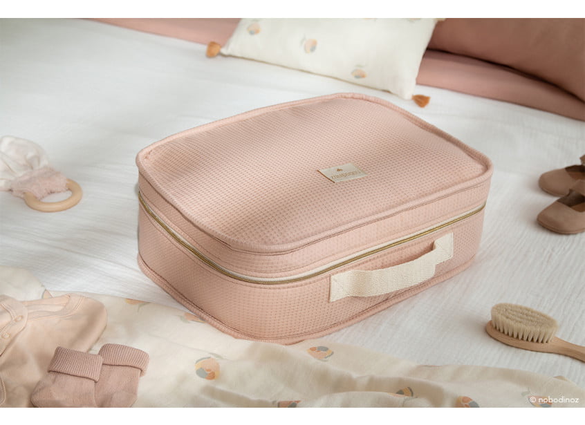 victoria-baby-suitcase-misty-pink-nobodinoz-2-8435574923691_1 mala-de-maternidade-primeira-roupinha-bebe-nobodinoz-