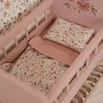 Cama de Bonecas de Madeira - Rosa- da Little Dutch